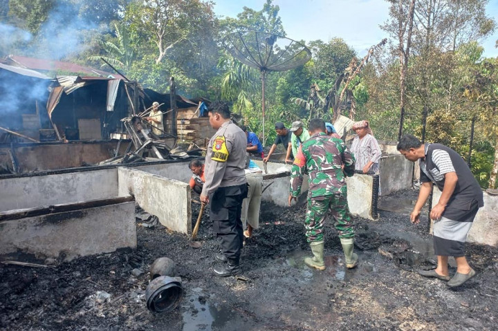 Tiga unit rumah semi permanen di Dusun Bulu Godang, Desa Banuaji II, Kecamatan Adian Koting Kabupaten Tapanuli Utara, Sumatera Utara, ludes terbakar hingga rata dengan tanah pada Rabu, 28 Agustus 2024 sekitar Pukul 13.30 WIB.