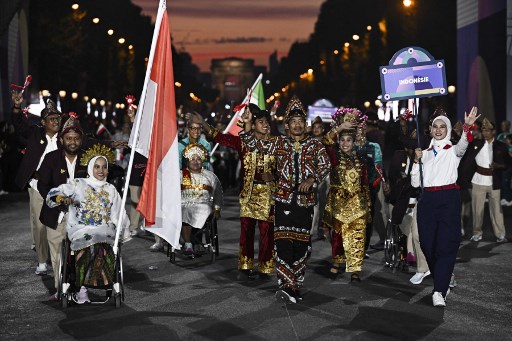 Atlet cabang olahraga para tenis meja Leli Marlina dan atlet para balap sepeda Fadli Immammudin menjadi pembawa bendera Indonesia di upacara pembukaan Paralimpiade Paris 2024, Kamis, 29 Agustus 2024 dini hari WIB.
