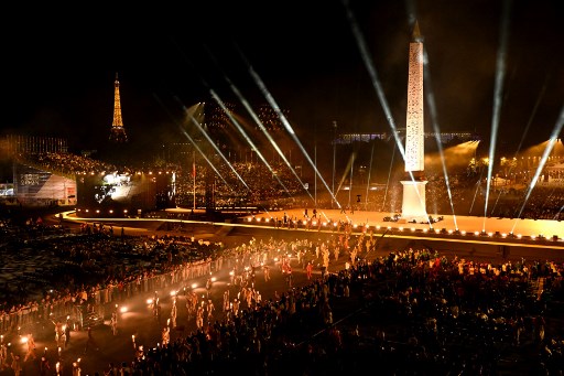 Sebanyak 4.400 atlet dari 168 delegasi berparade memasuki arena ketika matahari terbenam, dengan kontingen tuan rumah Prancis menjadi yang terakhir masuk dan disambut dengan standing ovation dari 30.000 penonton yang memenuhi tribun di sekitar alun-alun bersejarah tersebut.