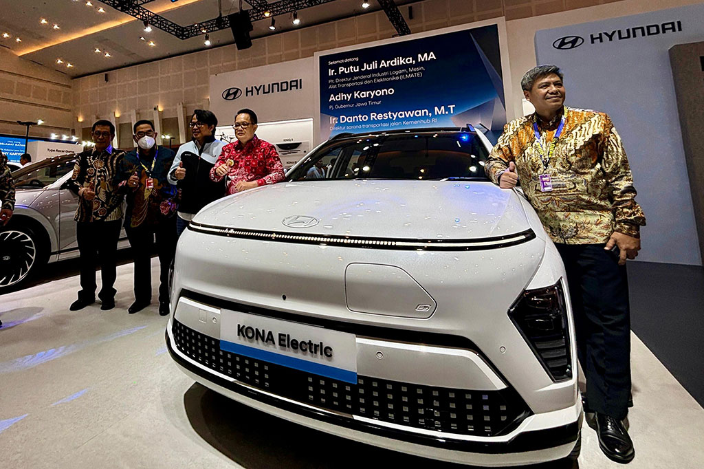 (Ki-ka) Direktur Sarana Transportasi Jalan, Direktorat Jenderal Perhubungan Darat Kementerian Perhubungan Danto Restyawan, Ketua Penyelenggara GIIAS 2024 Rizwan Alamsjah, Chief Marketing Officer Hyundai Motors Indonesia Budi Nur Mukmin, PJ Gubernur Jawa Timur Adhy Karyono, dan Plt. Direktur Jenderal Industri Logam, Mesin, Alat Transportasi dan Elektronika Kementerian Perindustrian Putu Juli Ardika, berpose di samping All-new KONA Electric.