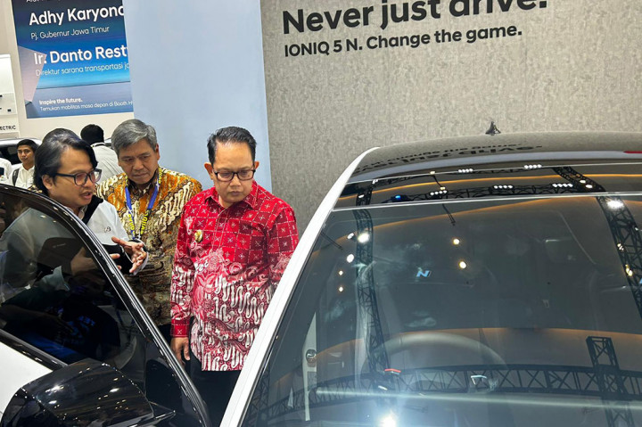 PJ Gubernur Jawa Timur Adhy Karyono dan Plt. Direktur Jenderal Industri Logam, Mesin, Alat Transportasi dan Elektronika Kementerian Perindustrian Putu Juli Ardika melihat IONIQ 5 N bersama Chief Marketing Officer Hyundai Motors Indonesia Budi Nur Mukmin.