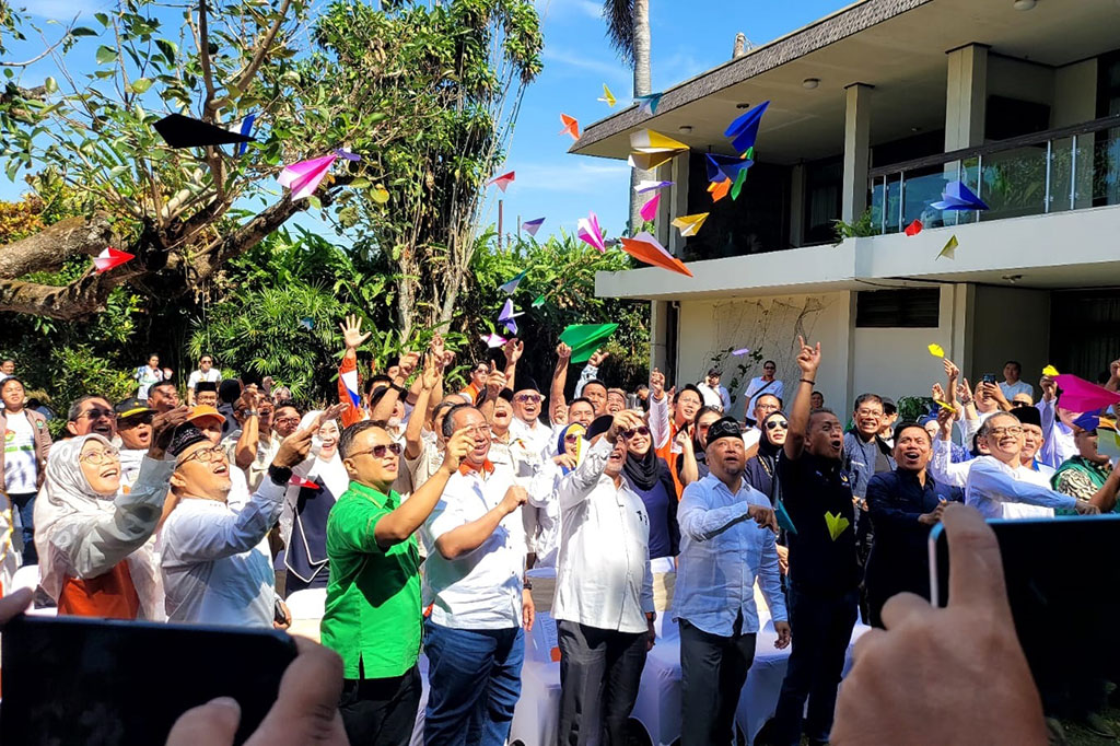 Deklarasi pasangan ASIH ini dilakukan secara simbolis dengan menerbangkan pesawat kertas secara bersama-sama di kediaman Ilham Habibie di Jalan Sersan Bajuri Kota Bandung pada Kamis, 29 Agustus 2024.