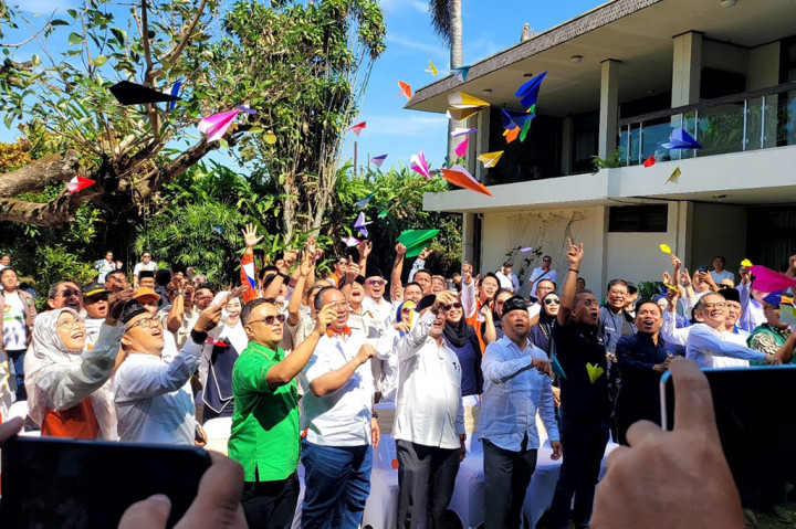 Deklarasi pasangan ASIH ini dilakukan secara simbolis dengan menerbangkan pesawat kertas secara bersama-sama di kediaman Ilham Habibie di Jalan Sersan Bajuri Kota Bandung pada Kamis, 29 Agustus 2024.