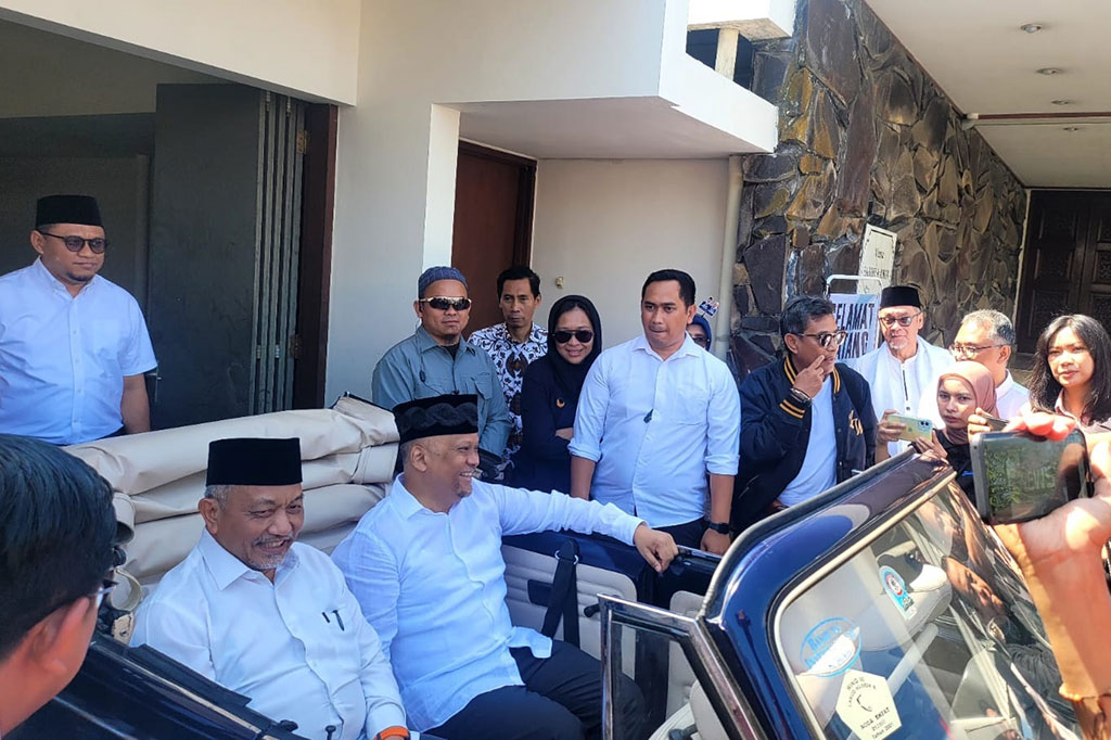 Usai deklarasi pasangan ini langsung menuju KPU Jabar untuk mendaftar dan menyerahkan dokumen-dokumen sebagai persyaratan untak maju dalam Pilkada serentak pada November 2024 mendatang.