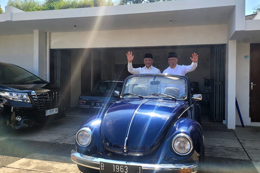 Pasangan Ahmad Syaikhu dan Ilham Akbar Habibie menaiki  mobil antik keluaran tahun 1963 menuju Gedung KPU Jabar didampingi partai pengusung yakni PKS, NasDem, dan PPP, diikuti oleh simpatisan dan masyarakat yang mendukung pasangan ASIH. 
