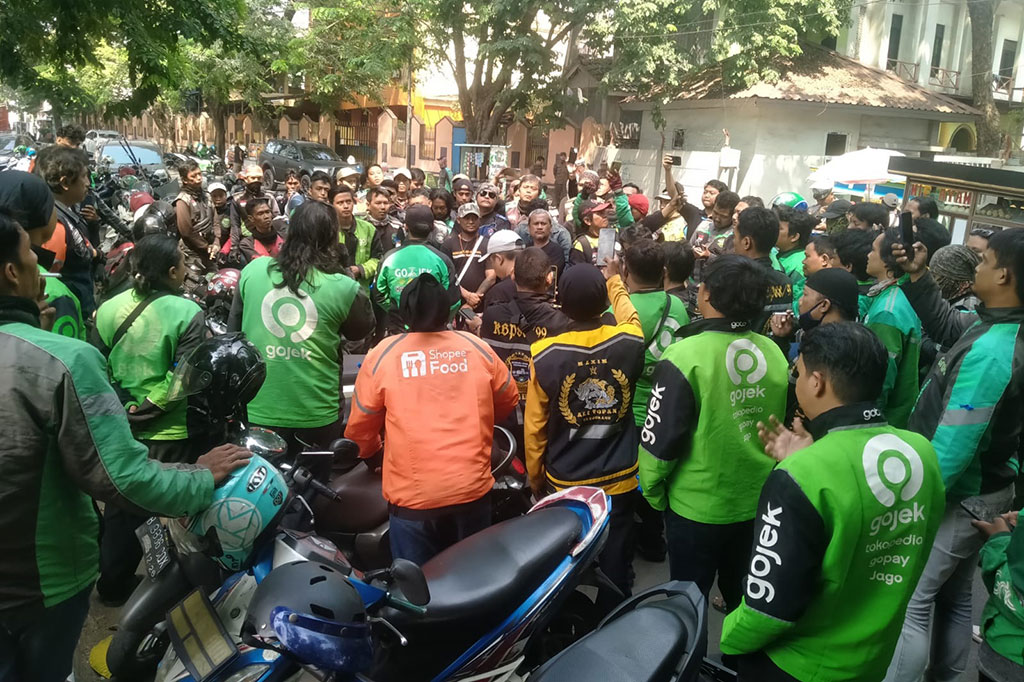 Seratusan pengemudi ojek online atau daring di Kota Tangerang menggeruduk ke Jakarta. Mereka menuntut revisi atau penambahan pasal dari peraturan Kominfo No 01/2012 tentang formula tarif layanan pos komersial.
