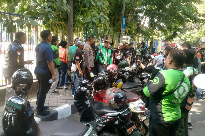 Alim menuturkan, pihaknya melakukan aksi demo tersebut untuk menuntut enam poin dari peraturan Kominfo No 01/2012 tentang formula tarif layanan pos komersial.