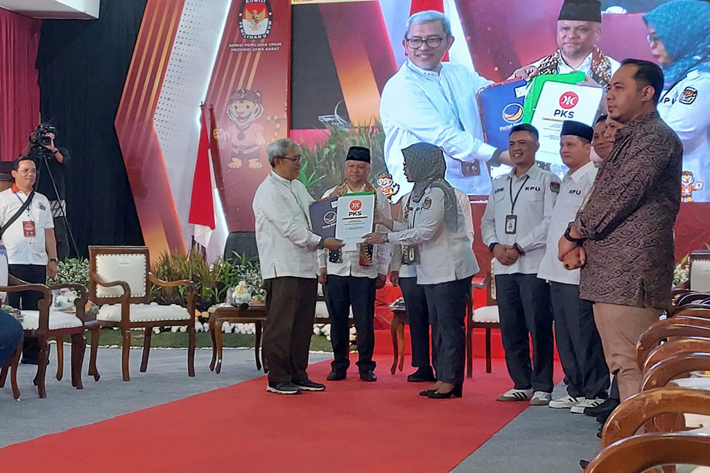 Komisi Pemilihan Umum (KPU) Jawa Barat menyatakan berkas pendaftaran pasangan Ahmad Syaikhu-Ilham Akbar Habibie (ASIH) dinyatakan lengkap. Keduanya dipastikan akan mengikuti beberapa persyaratan lainnya usai melakukan pendaftaran di kantor KPU Jabar, Kamis, 29 Agustus 2024.