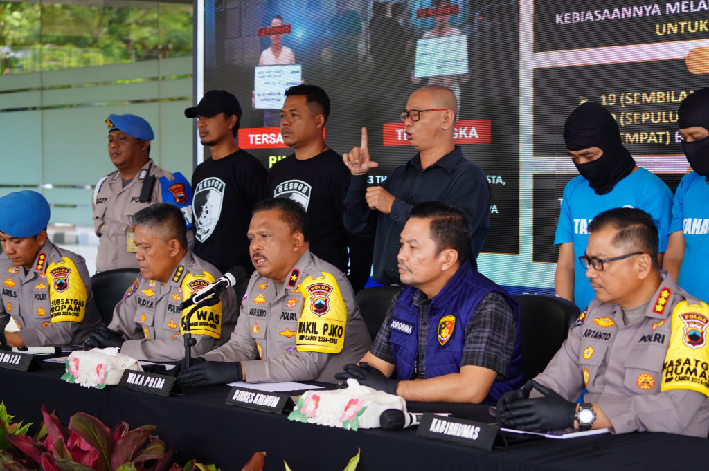 Polda Jawa Tengah menangkap dua tersangka penadah kendaraan bodong di wilayah Sukoharjo Jawa Tengah. Dalam pengungkapan tersebut, petugas turut mengamankan 19 kendaraan roda empat tanpa surat yang lengkap. Hal ini diungkapkan Waka Polda Brigjen Pol Agus Suryo Nugroho dalam Konferensi Pers di Lobby Mapolda Jateng Kamis, 29 Agustus 2024.