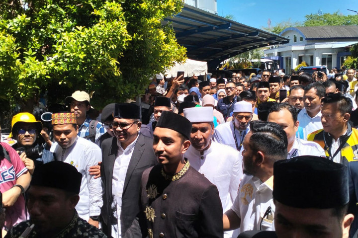 Bustami dan Tu Sop tiba di Kantor KIP Aceh sekitar pukul 11:00 WIB. Sebelum masuk ke kantor, keduanya menjalani ritual peseujuk (tepung tawar), sebuah tradisi Aceh untuk memohon keselamatan dan kelancaran.