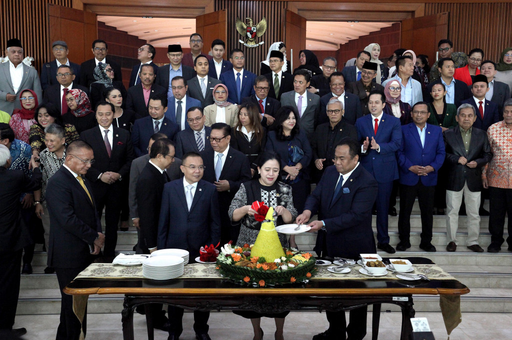 Puan menjelaskan bahwa selama periode tahun sidang 2023-2024, DPR memberikan perhatian yang besar pada Pemilu 2024 dan ikut mengawal pelaksanaannya agar memenuhi amanat konstitusi, yakni pemilu yang langsung, umum, bebas, rahasia, jujur, dan adil