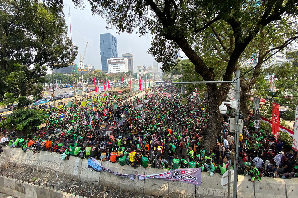 “Kami juga butuh makan, lawan aplikator nakal,” ujar salah satu orator saat berorasi di patung kuda Jakarta Pusat, kamis 29 Agustus 2024.