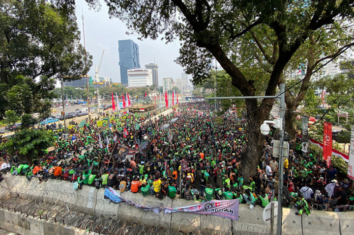 “Kami juga butuh makan, lawan aplikator nakal,” ujar salah satu orator saat berorasi di patung kuda Jakarta Pusat, kamis 29 Agustus 2024.