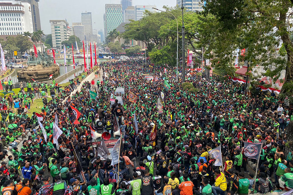 Ribuan ojek online (ojol) dan kurir oneline memenuhi budaran patung kuda, Jakarta, untuk menyampaikan tuntutan mereka kepada pemerintah dan perusahaan trasportasi online. Ribuan demonstran berharap mendapatkan perhatian terhadap nasib mereka ke depan.