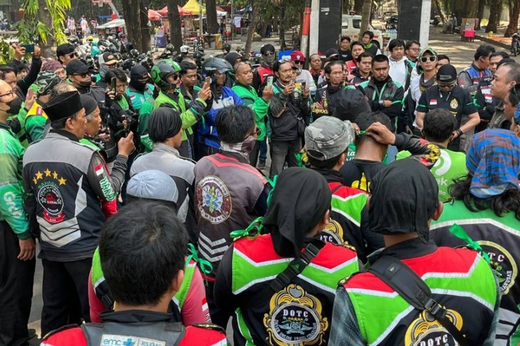 Ribuan driver ojek online (ojol) Bekasi Raya melakukan aksi unjuk rasa di Gedung Kementerian Komunikasi dan Informatika (Kominfo), Jakarta, Kamis, 29 Agustus 2024.