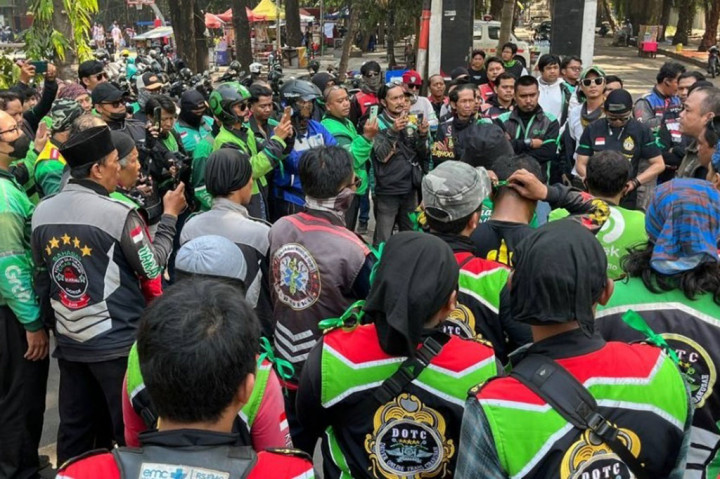 Ribuan driver ojek online (ojol) Bekasi Raya melakukan aksi unjuk rasa di Gedung Kementerian Komunikasi dan Informatika (Kominfo), Jakarta, Kamis, 29 Agustus 2024.
