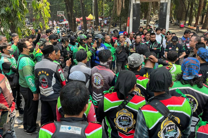 Sekjen Dewan Presidium Wilayah Koalisi Ojol Nasional Bekasi Raya, Handriko, menjelaskan, pihaknya menuntut peningkatan tarif pengiriman paket pos komersial yang dinilai sangat mencekik para driver.