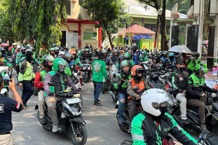 Dia menjelaskan, tarif yang berlaku saat ini  sekitar Rp1.200 sampai Rp1.500 per kilometer. Angka tersebut dinilai tidak layak.
