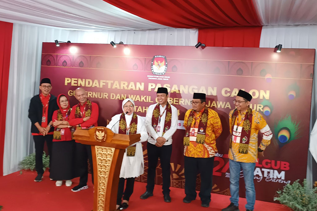 Pasangan bakal calon gubernur-wakil gubernur Jawa Timur, Tri Rismaharini-Zahrul Azhar Asumta alias Gus Hans, usai mendaftar Pilgub 2024 di KPU Jatim, Kamis, 29 Agustus 2024.