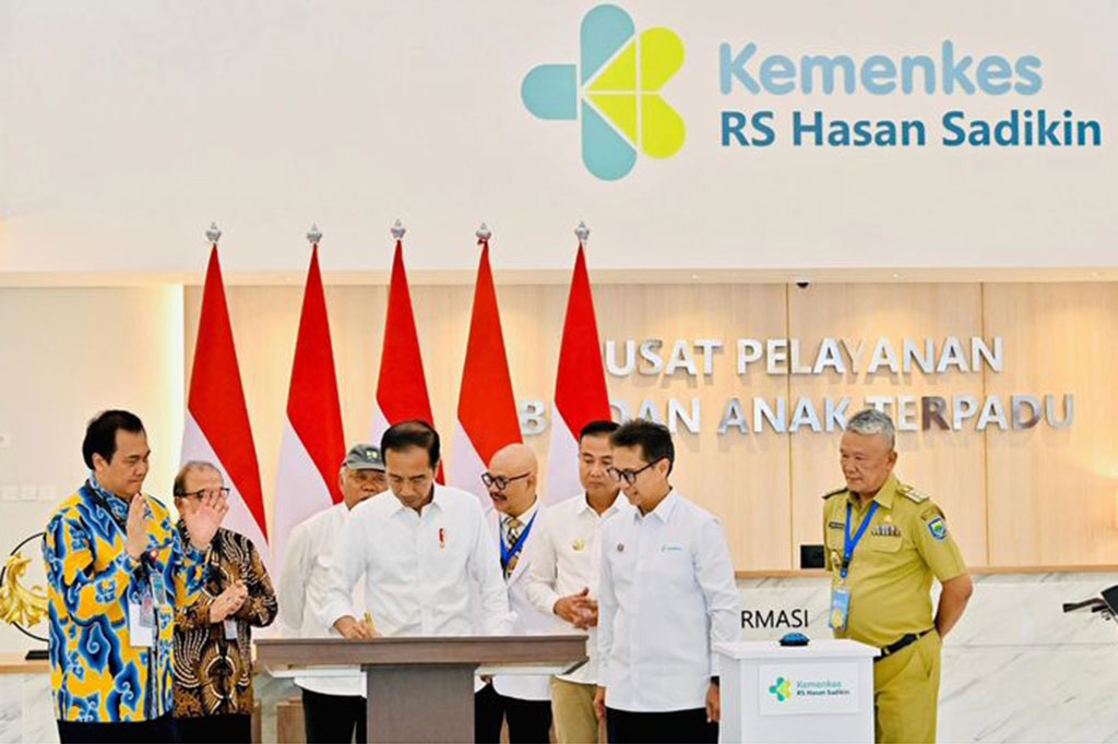 Dalam sambutannya, Jokowi menegaskan bahwa pasangan yang ingin menjalani program bayi tabung tidak perlu pergi ke luar negeri, karena fasilitas di RSHS Bandung saat ini sudah tidak kalah dengan negara lain.