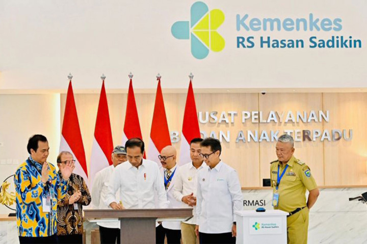 Dalam sambutannya, Jokowi menegaskan bahwa pasangan yang ingin menjalani program bayi tabung tidak perlu pergi ke luar negeri, karena fasilitas di RSHS Bandung saat ini sudah tidak kalah dengan negara lain.