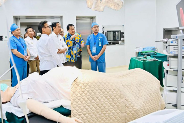 Jokowi juga menekankan bahwa pengembangan fasilitas itu diharapkan dapat menaikkan standar kualitas layanan kesehatan di Indonesia.