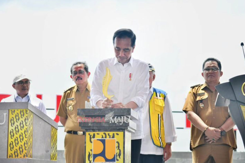 Presiden Joko Widodo meresmikan Bendungan Leuwikeris di Kecamatan Cineam, Kabupaten Tasikmalaya, Jawa Barat, Kamis, 29 Agustus 2024. Peresmian itu ditandatai langsung oleh Presiden dengan pemasangan replika kujang sebagai senjata khas Jawa Barat.