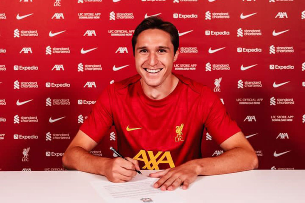 Pemain internasional Italia Federico Chiesa telah resmi bergabung ke Liverpool dari Juventus pada Kamis, 29 Agustus 2024, dengan kesepakatan senilai 12,5 juta pound.