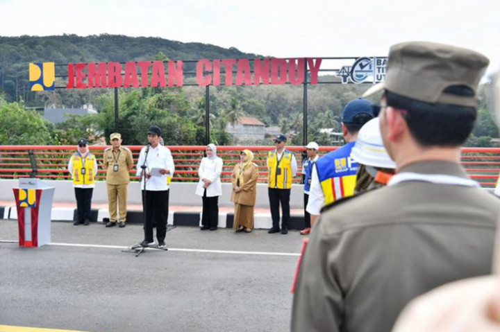 Selain itu, Presiden juga meresmikan 22 ruas jalan sepanjang 121 kilometer yang dikerjakan melalui program Inpres Jalan Daerah (IJD). Proyek tersebut mencakup 13 kabupaten dan kota di Jawa Barat dengan anggaran sebesar Rp521 miliar.