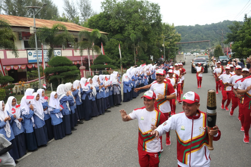 Masyarakat Aceh dari berbagai kalangan tumpah ruah menyambut kedatangan Kirab Api PON yang akan berlangsung di Aceh dan Sumatera Utara. Jalan-jalan utama di setiap kabupaten/kota dihiasi dengan bendera, spanduk, dan berbagai ornamen khas Aceh, menciptakan suasana meriah dan penuh warna.