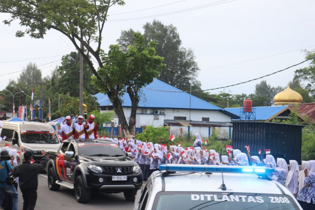 Hal serupa juga terjadi di Aceh Jaya, Aceh Barat, dan Nagan Raya. Ribuan masyarakat memadati sepanjang rute kirab, bersorak-sorai menyambut para pelari obor. Di Aceh Barat Daya, Kirab Api PON juga disambut dengan antusias oleh para guru dan pelajar.