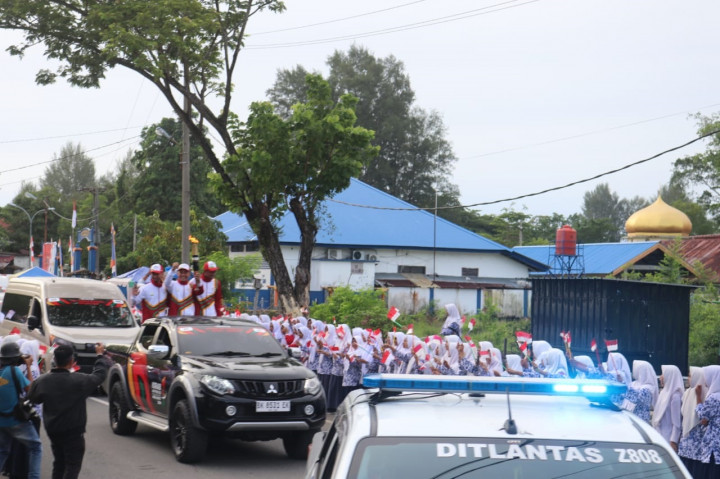 Hal serupa juga terjadi di Aceh Jaya, Aceh Barat, dan Nagan Raya. Ribuan masyarakat memadati sepanjang rute kirab, bersorak-sorai menyambut para pelari obor. Di Aceh Barat Daya, Kirab Api PON juga disambut dengan antusias oleh para guru dan pelajar.