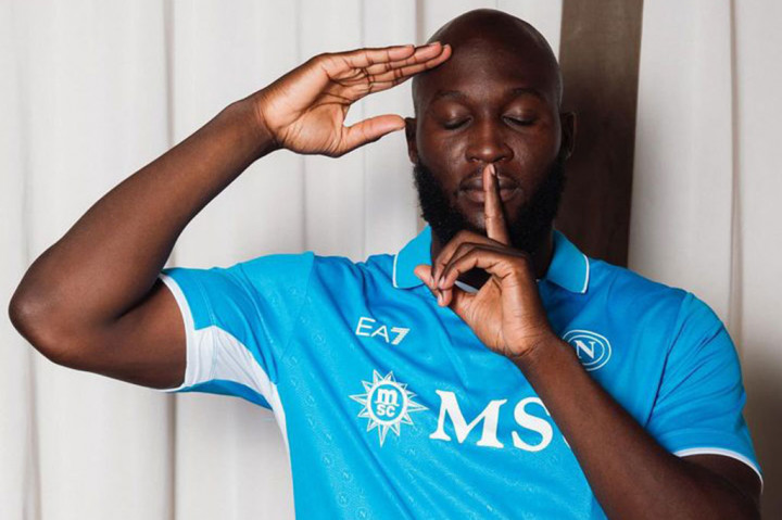 Kedatangan Lukaku ke Napoli untuk menggantikan posisi striker utama mereka Victor Osimhen yang disebut-sebut akan hijrah ke Arab Saudi lantaran tidak ada klub Eropa yang mampu memenuhi nilai transfernya.