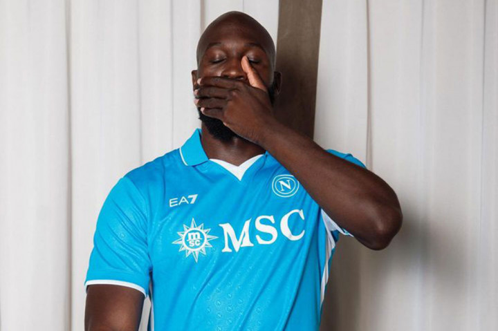 Lukaku mulai berkarier di Negeri Pizza sejak 2019, di mana dia direkrut Inter Milan dari Manchester United. Pada musim berikutnya, 2020-2021, Lukaku berhasil membawa klub dengan seragam kandang berwarna biru hitam itu menjadi juara Serie A.