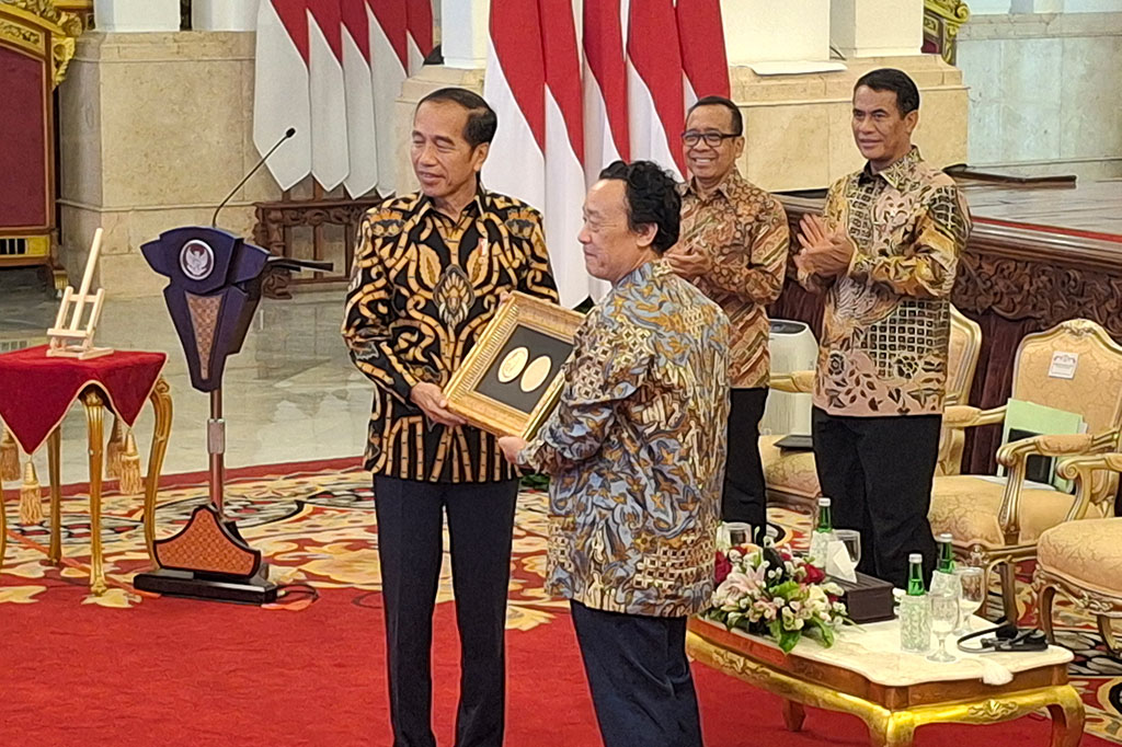 Presiden Joko Widodo (Jokowi) menerima penghargaan Agricola Medal dari Organisasi Pangan dan Pertanian Dunia (FAO). Penghargaan diberikan langsung oleh Direktur Jenderal FAO Qu Dong Yu di Istana Negara, Jakarta, Jumat, 30 Agustus 2024.