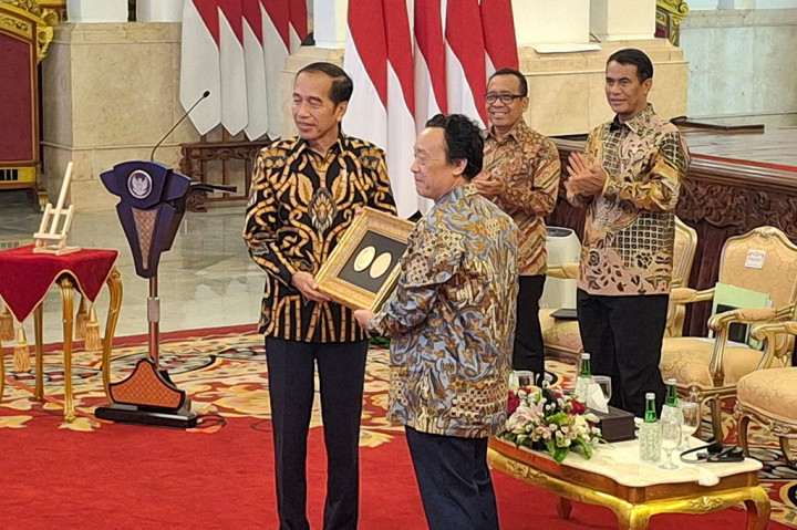 Presiden Joko Widodo (Jokowi) menerima penghargaan Agricola Medal dari Organisasi Pangan dan Pertanian Dunia (FAO). Penghargaan diberikan langsung oleh Direktur Jenderal FAO Qu Dong Yu di Istana Negara, Jakarta, Jumat, 30 Agustus 2024.