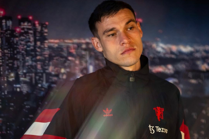 Menurut The Guardian, dia adalah imbuhan besar kelima Erik ten Hag pada bursa transfer musim panas ini yang membuatnya mendapatkan gelandang bertahan senior kedua setelah Casemiro.