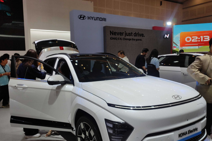 PT Hyundai Motors Indonesia semakin melengkapi ekosistem mobil listrik (EV) di Surabaya dan Jawa Timur dengan menghadirkan All-new KONA Electric. Salah satu model kendaraan yang menjadi unggulan di Gaikindo Indonesia International Auto Show (GIIAS) Surabaya 2024 ini sekaligus menjawab minat kalangan anak muda.