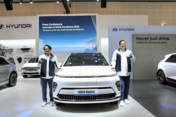Chief Operating Officer PT Hyundai Motors Indonesia, Fransiscus Soerjopranoto mengatakan, keterlibatan Hyundai dalam ajang GIIAS Surabaya 2024 ini untuk memperkuat kepemimpinan perusahaan di ekosistem EV Indonesia. Dua model EV tersebut mendapat animo yang luar biasa saat di GIIAS Surabaya 2024 seperti sebelumnya saat even sama di Jakarta.
