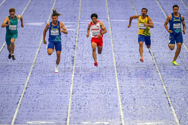 Atlet para atletik Indonesia, Saptoyogo Purnomo, sukses meraih medali perak di Paralimpiade Paris 2024. Pelari Banyumas ini mencatatkan waktu 11,26 detik pada partai final nomor 100 meter putra klasifikasi T37, Sabtu, 31 Agustus 2024 pukul 01.00 dini hari WIB.