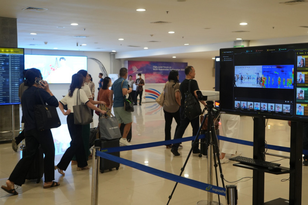 Bandara Internasional I Gusti Ngurah Rai merespon hal tersebut secara cepat dengan memastikan serangkaian langkah antisipasi. Saat ini, setiap pelaku perjalanan luar negeri yang melakukan penerbangan menuju Indonesia khususnya Bali diwajibkan untuk mengisi formulir swadeklarasi elektronik bernama SATUSEHAT Health Pass (SSHP).