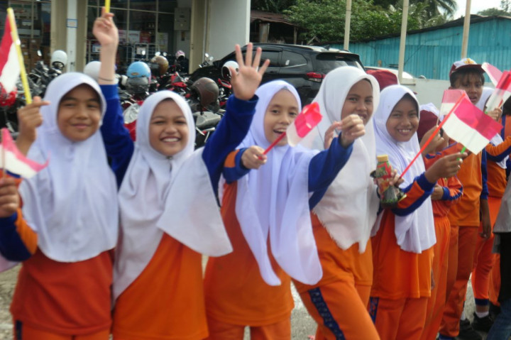 Selain pelajar, masyarakat dari berbagai kalangan juga turut serta memeriahkan acara ini. Mereka datang dengan membawa spanduk dan atribut pendukung. Kehadiran masyarakat semakin memperkuat semangat kebersamaan dan persatuan dalam menyambut pesta olahraga nasional ini.