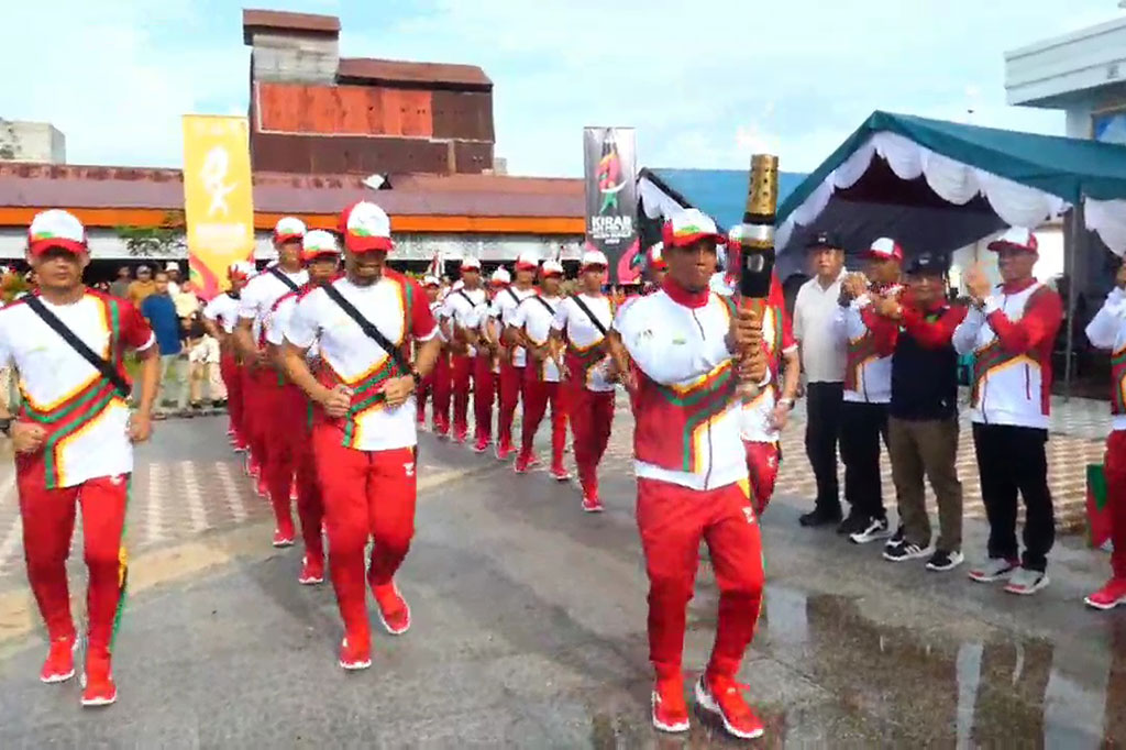 Suasana meriah menyambut rombongan Kirab Api Pekan Olahraga Nasional (PON) XXI tahun 2024 yang tiba perbatasan Provinsi Aceh dan Sumatera Utara (Sumut).