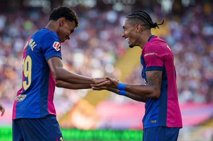 Barcelona berhasil menundukkan tim tamu Real Valladolid dengan skor telak 7-0 pada laga La Liga Spanyol di Stadion Olimpiade Lluis Companys, Barcelona, Sabtu, 31 Agustus 2024 malam WIB. Penyerang sayap Raphinha mencetak hattrick pada laga tersebut.