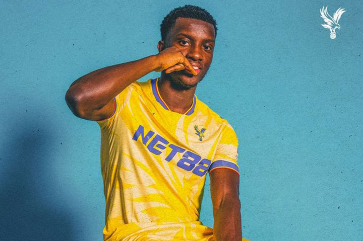 Penyerang Arsenal, Eddie Nketiah resmi bergabung ke Crystal Palace dengan status permanen. Penyerang berkebangsaan Inggris tersebut akan mendapatkan kontrak selama lima tahun bersama dengan Crystal Palace.