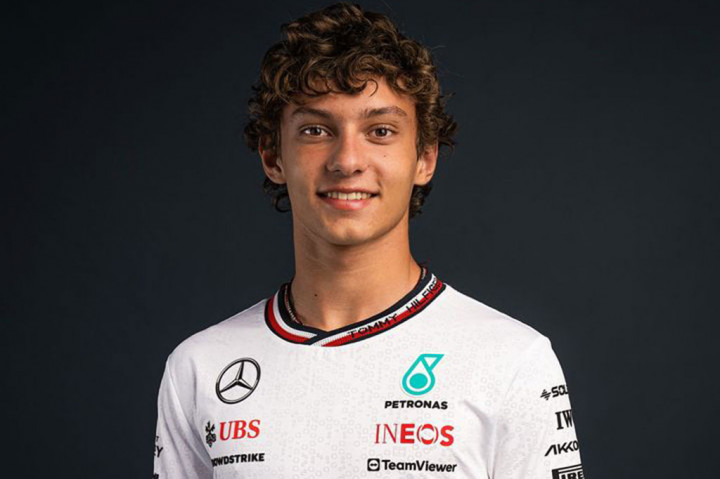 Pembalap muda Kimi Antonelli resmi menjadi pembalap utama kedua Mercedes untuk menghadapi Formula 1 musim 2025 bersama George Russell.