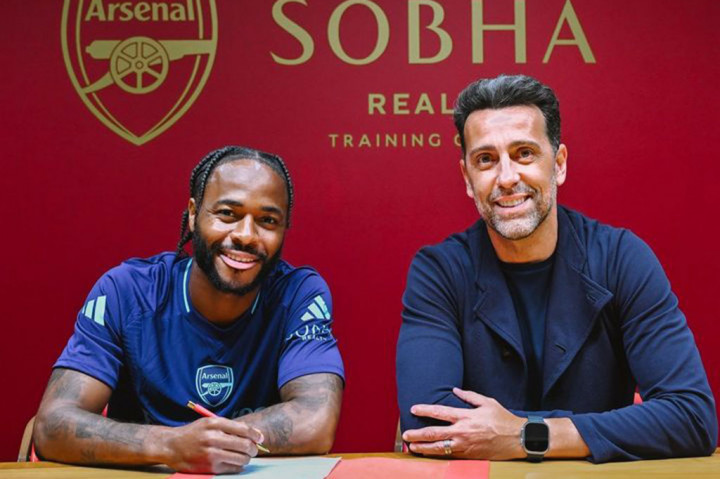 Arsenal resmi merekrut penyerang sayap Raheem Sterling dari sang rival, Chelsea dengan status pinjaman semusim.