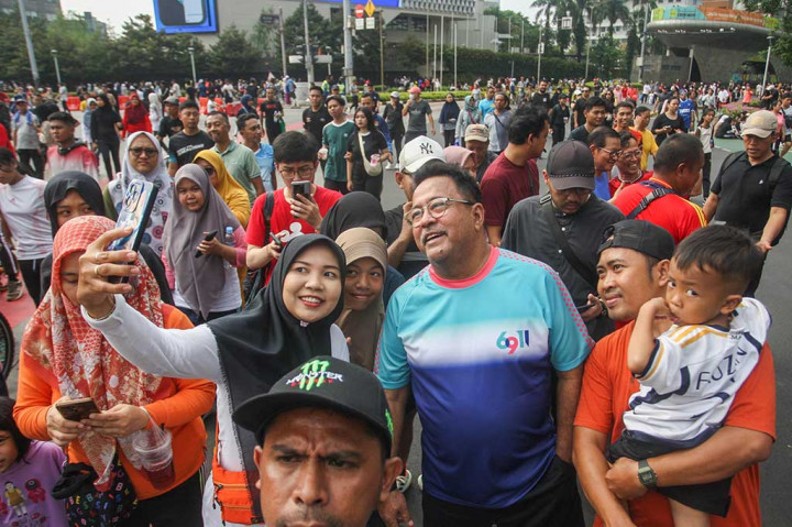 Kedatangan mereka menjadi daya tarik masyarakat di CFD. Rano yang dikenal dengan pemeran Si Doel banjir permintaan foto.