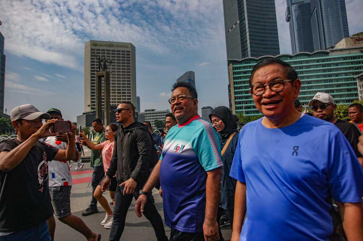 Pantaun Medcom.id, Pramono-Rano mengenakan setelan olahraga. Ia menyempatkan berbincang dengan sejumlah masyarakat di dalam bus Transjakarta.