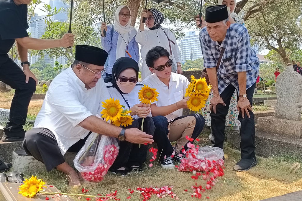 Bakal calon wakil gubernur (bacawagub) Jakarta Rano Karno berziarah ke makam tokoh Betawi, H Benyamin Sueb (Babeh Sabeni) dan Siti Aminah Tjendrakasih alias Mak Nyak di Taman Pemakaman Umum (TPU) Karet Bivak, Jakarta Pusat, Minggu, 1 September 2024.